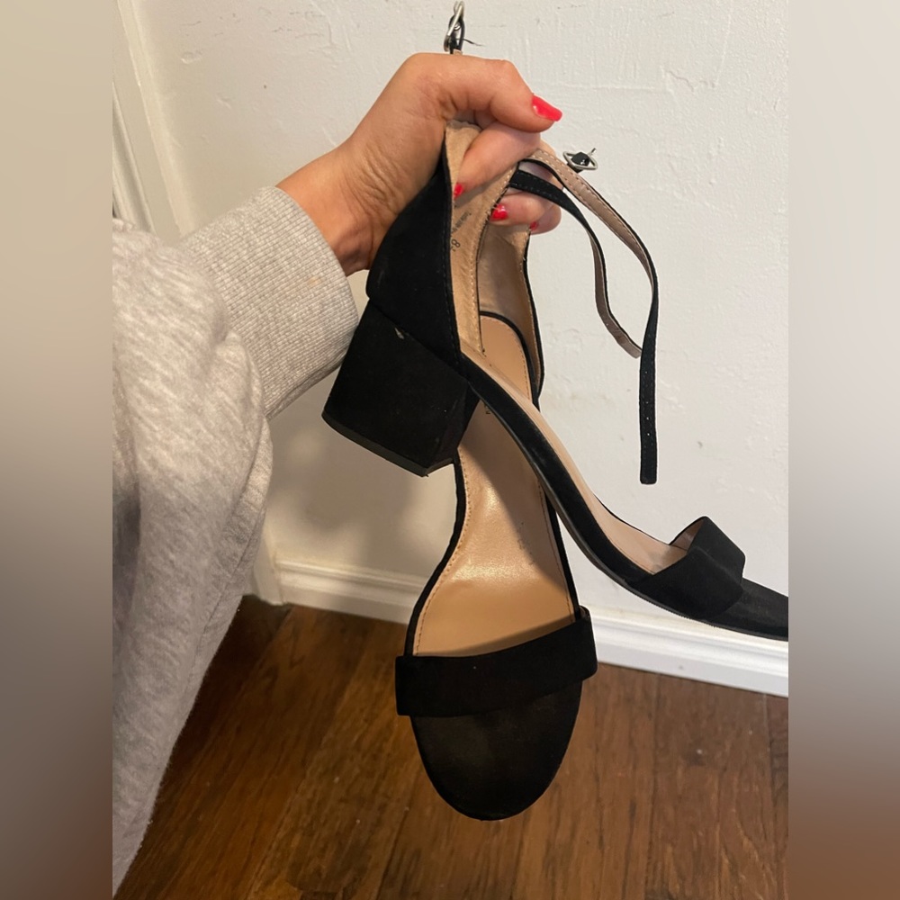 amazing condition size 8.5 black simple heels!